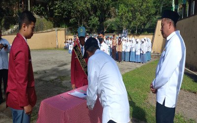 Pelantikan Pengurus OSIS, MPK, dan Ekstrakurikuler 2023-2024